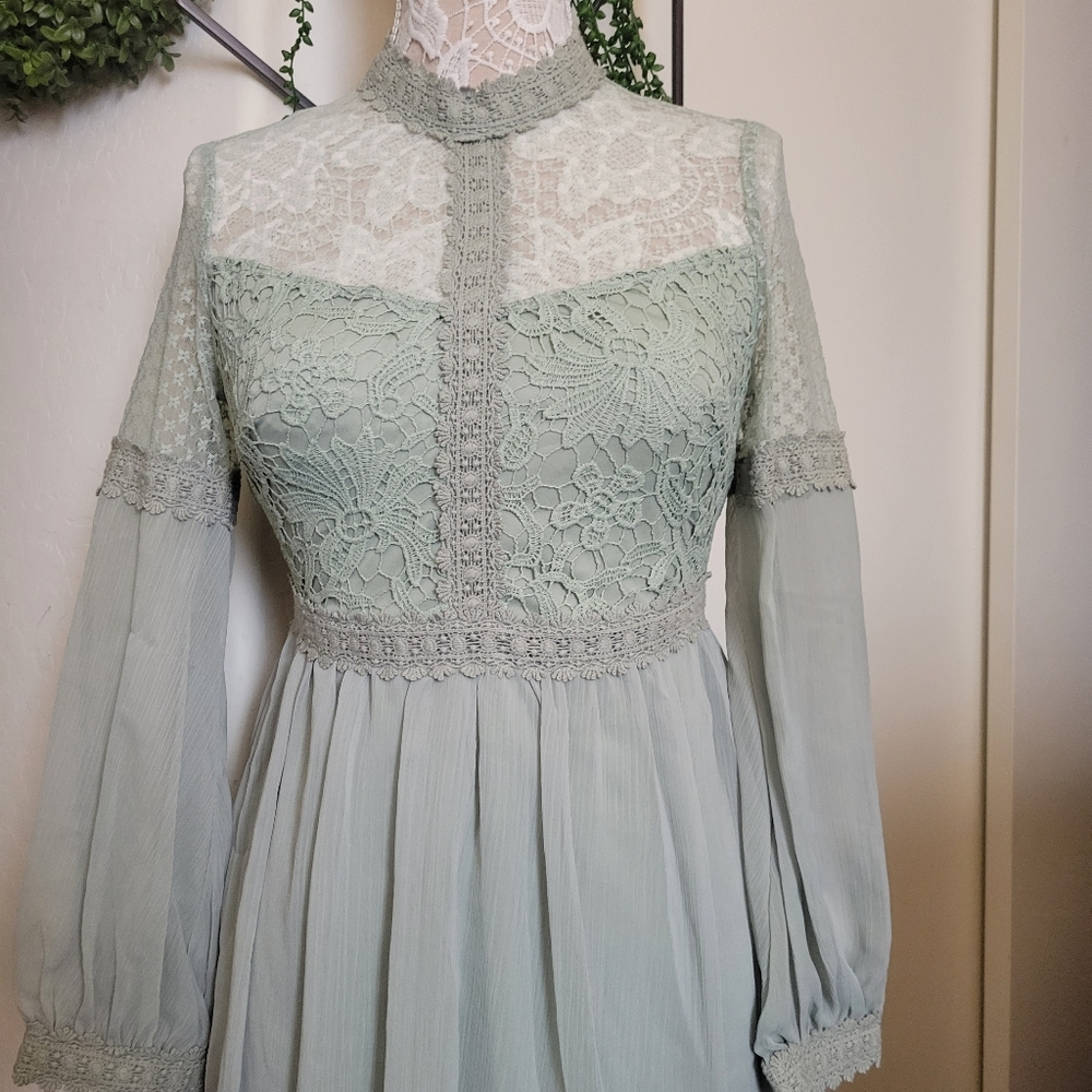 Chiffon dresd - Picture 2 of 3
